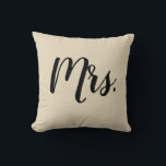 Cojín Decorativo Sra. Script Bedroom Boda Pillow<br><div class="desc">Nuestra almohada de escritura "Mrs." es el regalo perfecto para las recién casadas.</div>