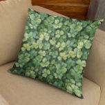 Cojín Decorativo St. Patrick's Day Green Clover<br><div class="desc">Este diseño puede ser personalizado en el área proporcionada cambiando la foto y/o el texto. O puede personalizarse haciendo clic en Personalizar esta plantilla y, a continuación, eligiendo la opción de hacer clic en el personalizar y eliminando o cambiando el color del fondo, agregando texto, cambiando el color o estilo...</div>
