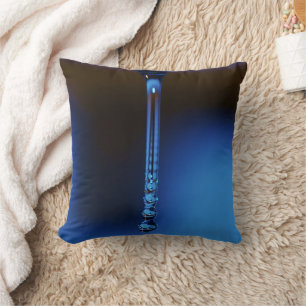 Cojín Decorativo Stream To Drop (Arrojar a caer) por Shirley Taylor