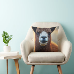 Cojín Decorativo "Su majestad flauta: La Gran Alpaca Marrón Wooly"