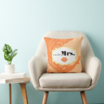 Cojín Decorativo Su Sra. 2º Aniversario Boda Peach Peacock<br><div class="desc">Pilar del Segundo Aniversario del Boda de Peacock Naranja Terracotta Coral Apricot. Puede Personalizar este bello y elegante Bintage Elements Peach Peacock para decir lo que le guste o usar la señora existente.. para la novia/esposa El segundo aniversario es el Aniversario del Algodón que simboliza el Crecimiento Natural de toda...</div>
