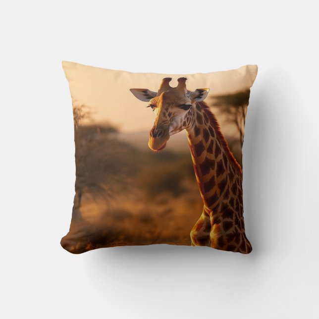 Cojín Decorativo Sunset de Savannah: Serene Giraffe (Anverso)