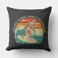 Surfing Bigfoot Hunting Waves Ocultando huellas