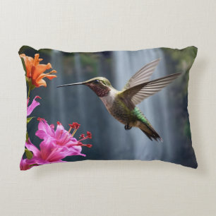 Cojín Decorativo "Susurros de la Naturaleza: Colibrí, Cascada