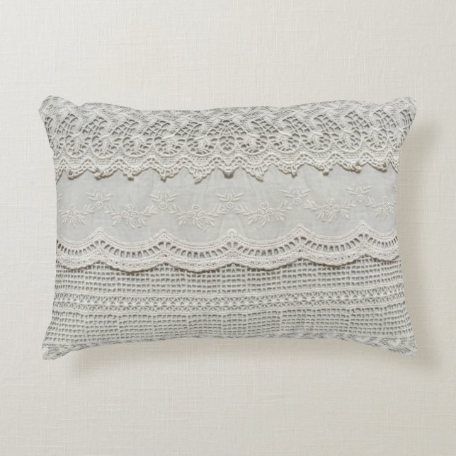 Cojín Decorativo Sutil encaje blanco, cierre textil. (Anverso)