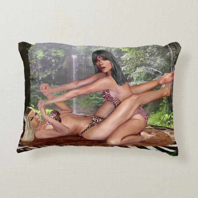 COJÍN DECORATIVO TARZANA DISPARA A LUANA #2 (Reverso)