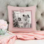 Cojín Decorativo Taupe moderno | Foto familiar | Pillo inicial<br><div class="desc">Taupe moderno | Foto familiar | Las almohadas iniciales hacen regalos concienzudos y prácticos, ofreciendo confort y relajación al destinatario. Aquí hay una descripción de las almohadas como regalo: Regale el máximo confort y relajación con estas almohadas de lujo. Estas almohadas, elaboradas con los mejores materiales, están diseñadas para ofrecer...</div>