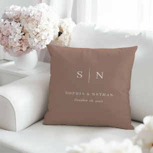 Cojín Decorativo Taupe Neutro Minimalista y Elegante   Monograma de