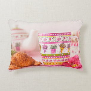 Cojín Decorativo Taza con té, el Croissant y la flor