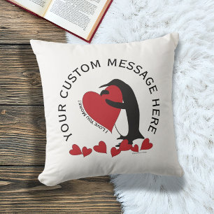Cojín Decorativo ¡Te amo más! Pingüino y corazón rojo
