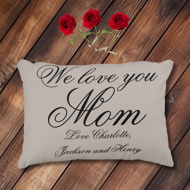 Cojín Decorativo 'Te queremos, mamá' Nombres de familia personaliza ('We love you Mom' Personalized Family Names Black & Soft Gray Accent Pillow.)