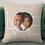 Cojín Decorativo Te queremos, papá, Personalizado.<br><div class="desc">Esta foto de "We Love You Dad" Pillow está decorada con la palabra "LOVE" en tipografía blanca sobre un fondo beige. Personalizable fácil con tu foto y nombre. Perfecto como regalo del Día del Padre.</div>