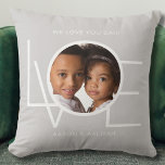 Cojín Decorativo Te queremos papá Personalizado foto gris<br><div class="desc">Esta foto de "We Love You Dad" Pillow está decorada con la palabra "LOVE" en tipografía blanca sobre un fondo gris. Personalizable fácil con tu foto y nombre. Perfecto como regalo del Día del Padre.</div>