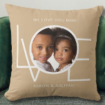 Cojín Decorativo Te queremos papá Personalizado foto Tan<br><div class="desc">Esta foto de "We Love You Dad" Pillow está decorada con la palabra "LOVE" en tipografía blanca sobre un fondo bronceado. Personalizable fácil con tu foto y nombre. Perfecto como regalo del Día del Padre.</div>