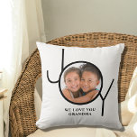 Cojín Decorativo Te quiero foto personalizada de la abuela<br><div class="desc">Este elegante Photo Pillow está decorado con la palabra JOY y dice "Te queremos abuela". Personalizable fácil con tu foto haciendo de esto un regalo perfecto para la abuela.</div>