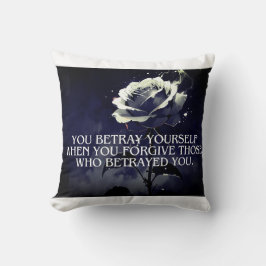 Cojín Decorativo "Te traicionas a ti mismo - Dark Rosa cita sobre t