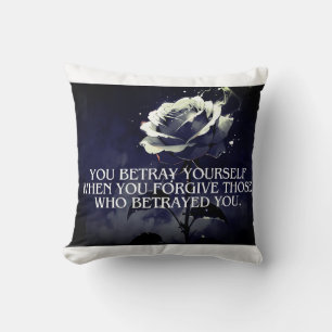 Cojín Decorativo "Te traicionas a ti mismo - Dark Rosa cita sobre t