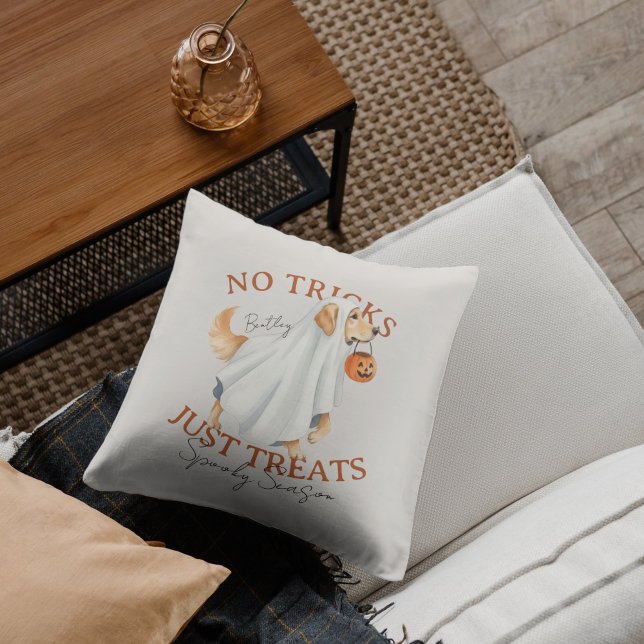 Cojín Decorativo Temporada inquietante de la recuperación de oro de (Elevate your fall home decor with this Ghost Costume Golden Retriever Spooky Season throw pillow!)