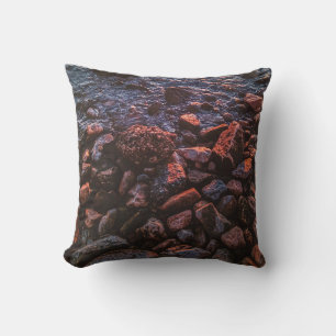 Cojín Decorativo Tesoros brillantes: Paisaje playero rocoso