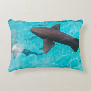 COJÍN DECORATIVO TIBURONES EN EL CUERPO DEL AGUA