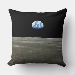 Cojín Decorativo Tierra desde la Luna en el Espacio Negro: Salida d