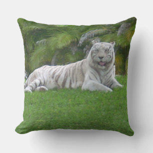 Cojín Decorativo Tigre Blanco Relajándose en Hierba Verde Lujuriosa