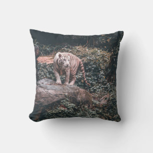 COJÍN DECORATIVO TIGRE BLANCO SOBRE PIEDRA GRIS