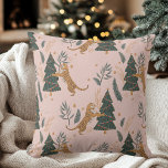 Cojín Decorativo "Tigre navideño vintage con el rosa del árbol de N<br><div class="desc">Añada un toque de encanto de vacaciones a su casa con el Viejo Tigre de Navidad con el Pillow rosado del árbol de Navidad. Esta almohada de tiro festivo tiene un tigre juguetón rodeado de árboles de Navidad en un suave fondo rosa, lo que lo convierte en un delicioso añadido...</div>