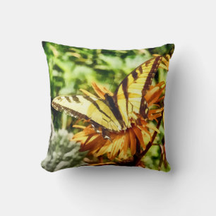 Cojín Decorativo Tigre Swallowtail en Flor Silvestre Amarilla