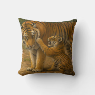 Cojín Decorativo Tigre tenso - padre y cachorro en bosque