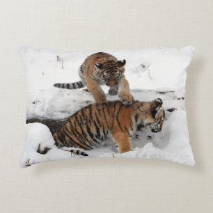 Cojín Decorativo Tigre y cachorros jugando en la nieve