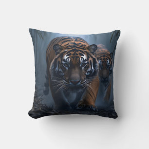 Cojín Decorativo Tigres majestuosos en una jungla niebla