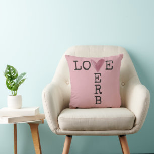 Cojín Decorativo Tipografía Amor Es Un Verbo – Corazón de Acuarela