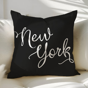 Cojín Decorativo Tipografía Chic Negra y Blanca de Nueva York