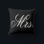 Cojín Decorativo Tipografía de la novia recién casada en blanco y n<br><div class="desc">Típografía de la novia recién casada almohada decorativa en blanco y negro</div>