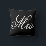 Cojín Decorativo Tipografía de la novia recién casada en blanco y n<br><div class="desc">Típografía de la novia recién casada almohada decorativa en blanco y negro</div>