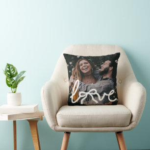 Cojín Decorativo Tipografía de Pareja con Arco de Amor Moderno Foto