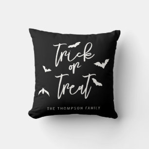 Cojín Decorativo Tipografía de Truco o Trato y Murciélagos en Negro