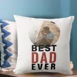 Cojín Decorativo Tipografía del Día del Padre Tipografiado por el m<br><div class="desc">La mejor tipografía de papá del día del padre: almohada fotográfica. El texto está en tipografía de moda y la foto está en un marco redondo. Personalizar el texto y agrega tu foto. Un dulce regalo para un padre en el Día del Padre o cumpleaños.</div>