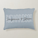 Cojín Decorativo Tipografía moderna azul de nombres de pareja perso<br><div class="desc">Agrega nombres y apellidos a la almohada de tipografía. El texto se agrega a la paleta de colores azul actualizada con fuente blanca. El color del fondo y las fuentes se cambian fácilmente en la sección de herramientas de diseño. Envíame un correo electrónico a beachpausedesigns.com si tienes preguntas sobre este...</div>