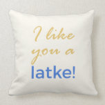 Cojín Decorativo Tirón de Menorah - tengo gusto de usted un Latke<br><div class="desc">Cada almohada tiene un diseño del día de fiesta en un lado, y un menorah en el otro. Cada menorah tiene un diverso número de velas se enciendan que. Adorne con estas almohadas antes de que Jánuca, y cada tarde de Jánuca, vuelquen la almohada que corresponde con el número correcto...</div>