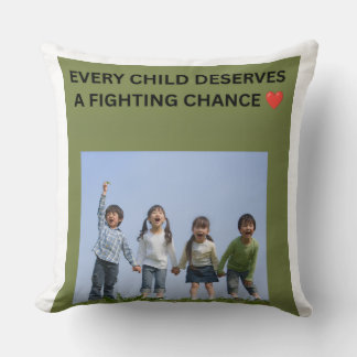 COJÍN DECORATIVO TODO NIÑO MERECE UNA OPORTUNIDAD DE LUCHA ❤️