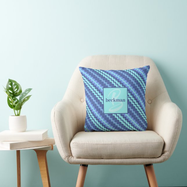 Cojín Decorativo Tonos de Chevron azul monogramados (Silla)
