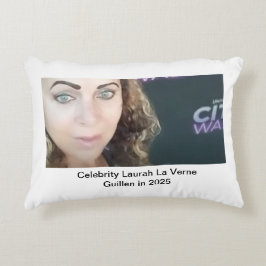 COJÍN DECORATIVO #TOPCELEBRITY #LAURAHLAVERNEGUILLEN 2025