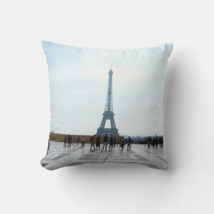 COJÍN DECORATIVO TORRE EIFFEL DETRÁS DEL EDIFICIO CONCRETO