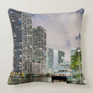 Cojín Decorativo Torres iluminadas en la costa del río de Miami