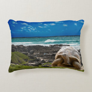 Cojín Decorativo Tortuga grande en el borde del mar