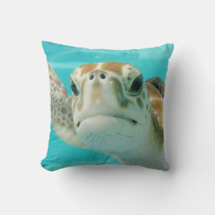 Cojín Decorativo Tortuga marina nadando en aguas turquesas