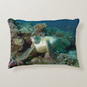 Cojín Decorativo Tortuga marina verde después de descansar entre el