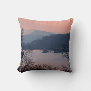Cojín Decorativo Trabajando en el río al atardecer